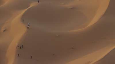Dunes et campement touristique à Merzouga