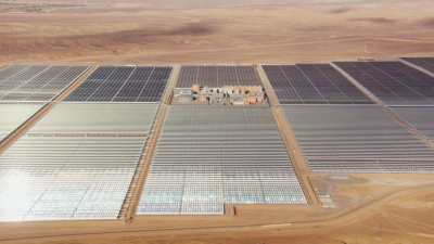 Centrale solaire Noor et le paysage aride