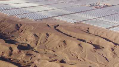 La Centrale solaire Noor et le paysage aride