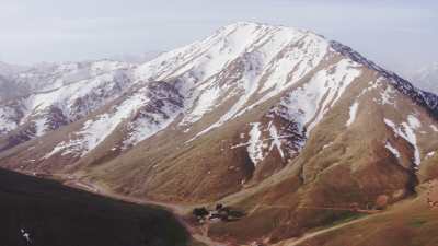 Montagnes enneigées et villages près de Tacheddirt