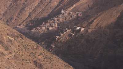 Villages dans les montagnes et cultures en escalier dans les environs de Tacheddirt