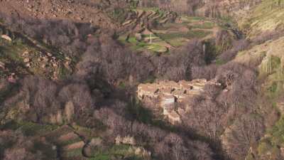 Villages dans les montagnes et cultures en escalier dans les environs de Tacheddirt