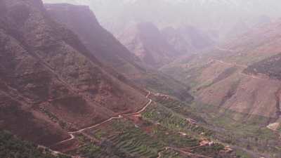 Plateau de Timnkar, cultures en escalier, montagnes et village