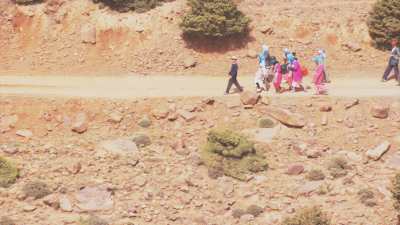 Habitants qui vont chercher l'eau à la source dans les montagnes du plateau de Timnkar