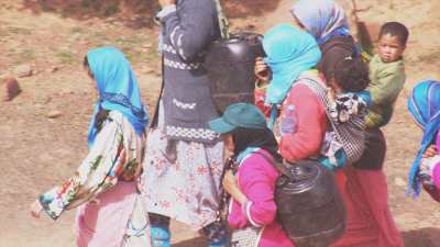 Habitants qui vont chercher l'eau à la source dans les montagnes du plateau de Timnkar
