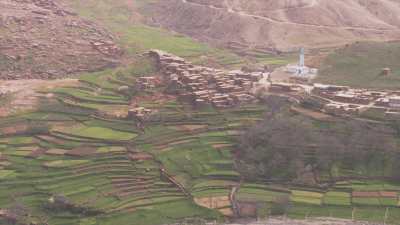 Village de montagne du plateau Timnkar et sa mosquée