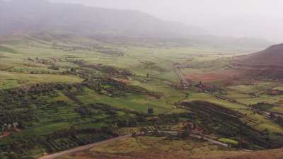 Plaines, montagnes et champs dans les environs de Touama et Tamagueurt