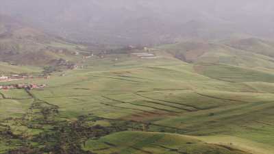 Plaines, montagnes et champs dans les environs de Touama et Tamagueurt