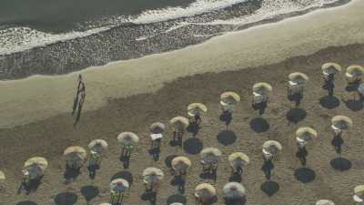 Plages et parasols, littoral méditerranée près d'Al Hoceima