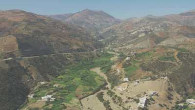 Habitations sur la côte et montagnes près de Oued Laou