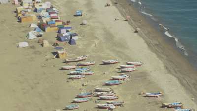 Bateaux et tentes sur la plage Oued Laou
