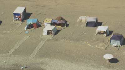 Bateaux et tentes sur la plage Oued Laou