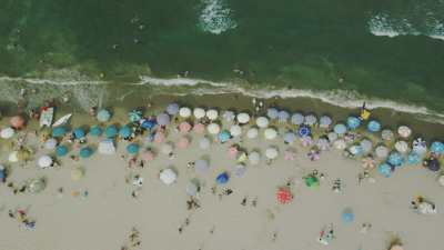 Gros plans sur la plage Martil et ses nombreux baigneurs, les parasols, les pédalos