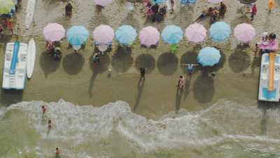 Gros plans sur la plage Martil et Miramar, les nombreux baigneurs, les parasols, les pédalos