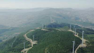 Éoliennes dans les montagnes près de Tétouan