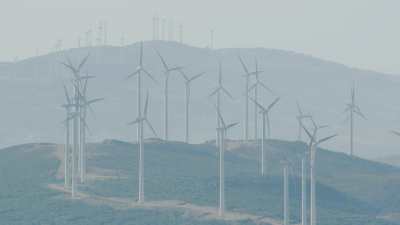 Éoliennes dans les montagnes près de Tétouan