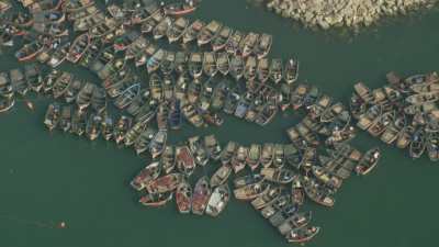 Petits bateaux de pêche à l'algue rouge près de la plage de Sidi El Abed
