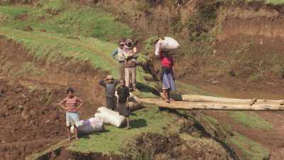 Paysans aux champs à Madagascar