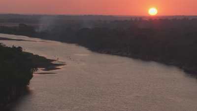 Le fleuve Manambolo au coucher du soleil