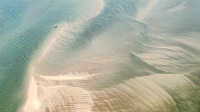 méandres de l'eau dans le sable