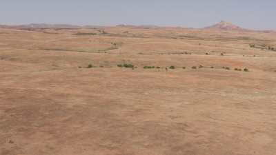 Paysage aride, village et traces de déforestation par brulis