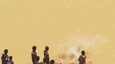 Jeux d'enfants dans les eaux jaunes des mines