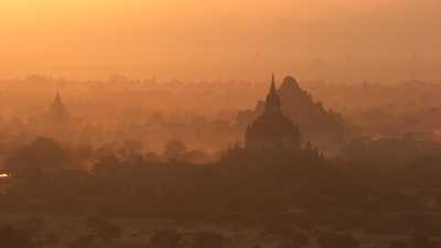 Les temples de Bagan dans la brume du petit matin