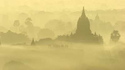 Les temples de Bagan dans la brume au petit matin