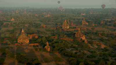 Les temples de Bagan dans la brume au petit matin