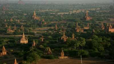 Montgolfières sur le site de Bagan