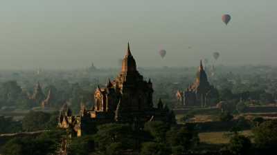 Montgolfières et brumes sur les temples de Bagan