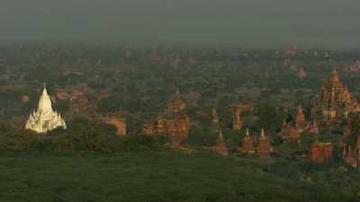 Belle lumière sur le site des temples de Bagan