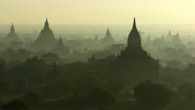 Les ombres des temples du site de Bagan