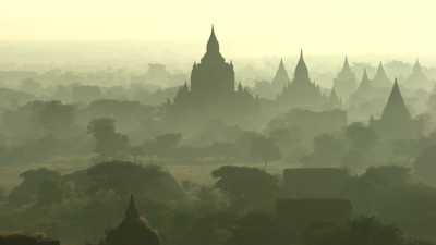Les ombres des temples du site de Bagan