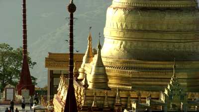 Gros plans sur la coupole dorée d'un temple de Bagan