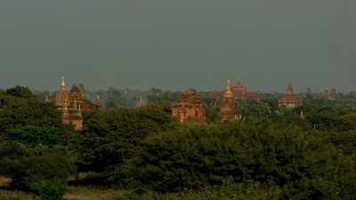 Les temples de Bagan et les montagnes
