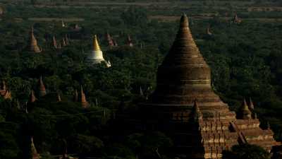 Les temples de Bagan et les montagnes