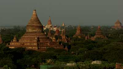 Les temples de Bagan et la chaîne montagneuse