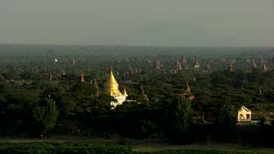 Les temples de Bagan et la chaîne montagneuse