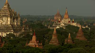 Les temples de Bagan scintillent au soleil