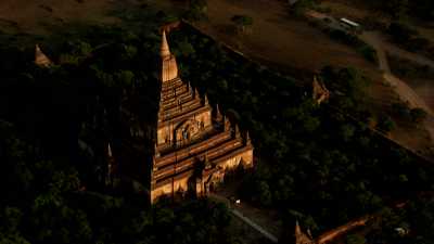 Gros plans sur les temples de Bagan le soir