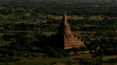 Gros plans sur les temples de Bagan le soir