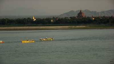 Bateaux de touristes et de pêche à Bagan