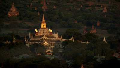 Les temples de Bagan scintillent au soleil