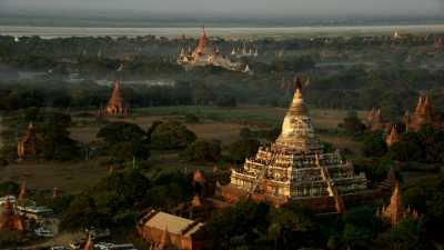 Touristes et moines sur les temples de Bagan