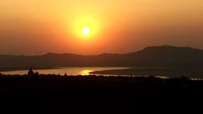coucher de soleil sur le site de  Bagan