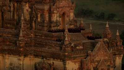 Procession de moines sur un temple de Bagan
