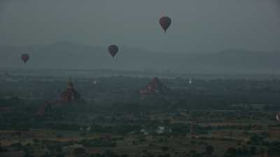 Les temples de Bagan et des montgolfières