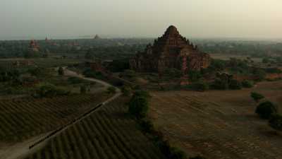 Temple de Bagan, montgolfières et moines