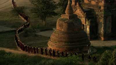 Procession de moines parmi les temples de Bagan
